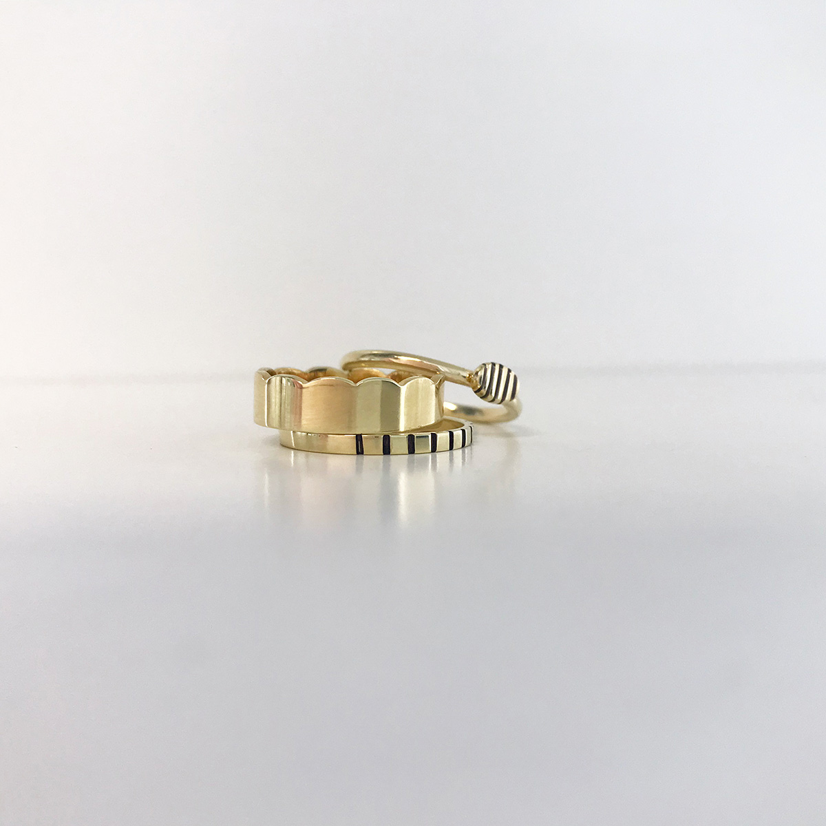 prsteň Pásavec, obrúčka Vlnka, prsteň Mandelinka, žlté zlato 585/1000, čierne rhodium, 2021, montovaný šperk